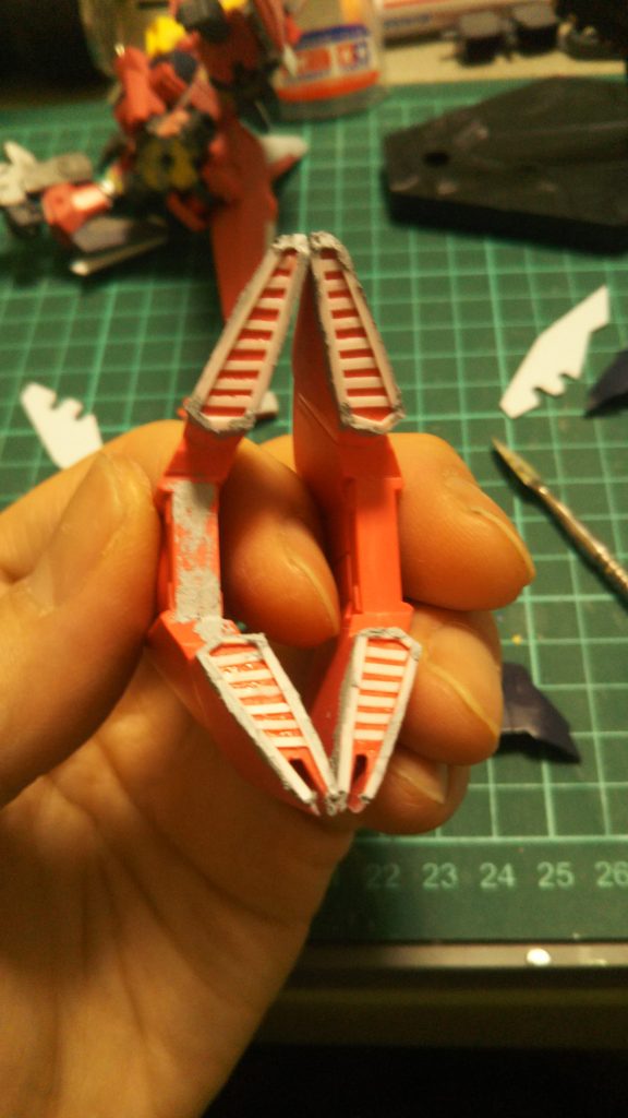 サイドアーマーのスラスター？ブースター？部分をプラ板でディテUP