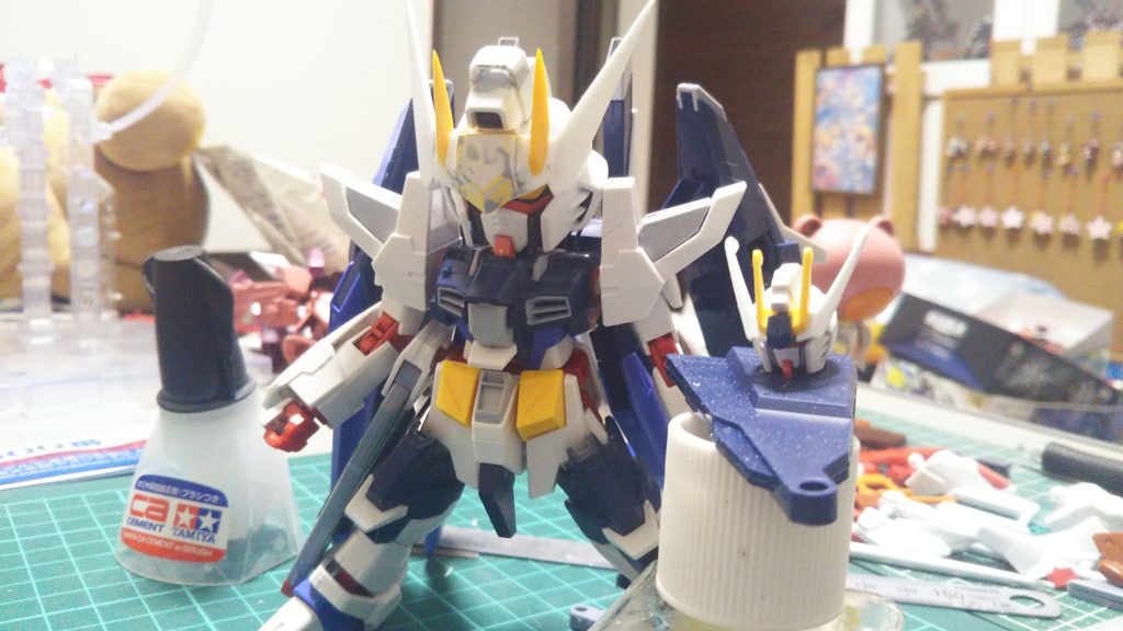 アンテナは基部と黄色い所だけフリーダムを使って他はプラ板から切り出してます
とさかのカメラもプラ板で追加してます