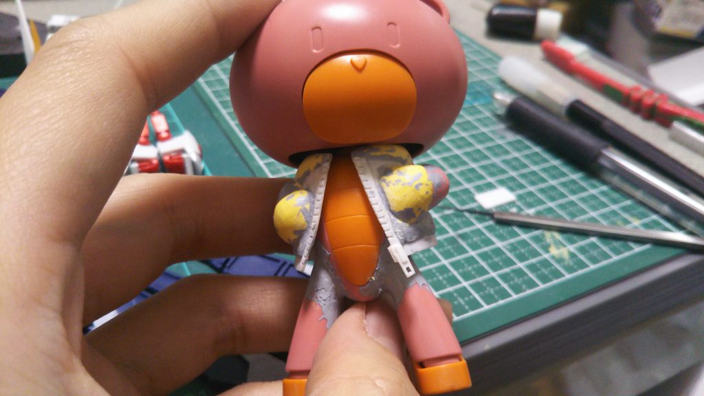 そこにパテやプラ板で盛り盛りして製作してます