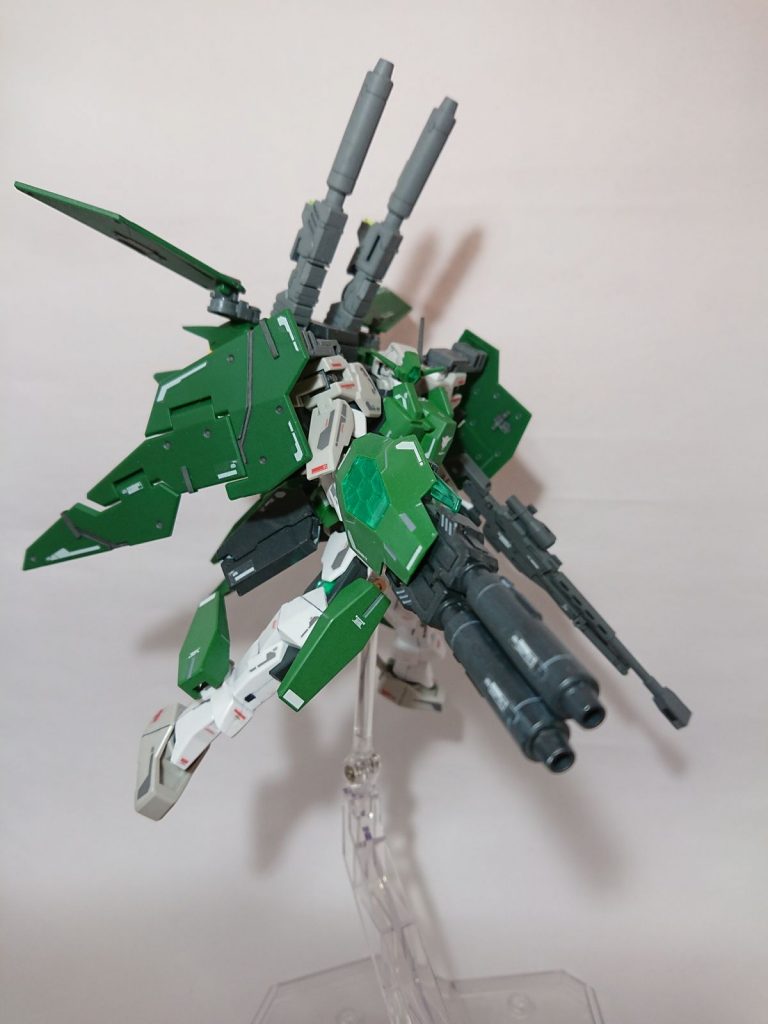 主兵装は二連装ビームライフル。