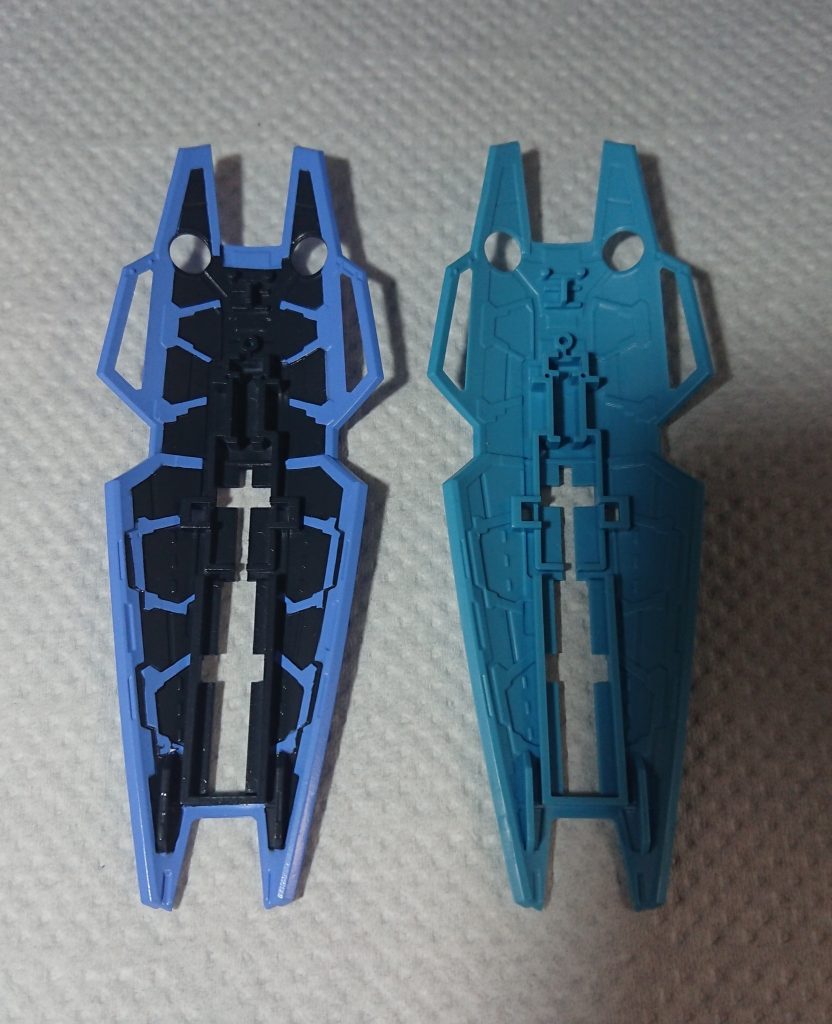 ## シールド裏の塗装
モールドが多かったので、黒一色にせず、少しこだわりました。
マスキングが大変そうに見えますが、マスキング地獄が快楽に感じる自分にとっては至福の時間でした。
マスキングを剥がした瞬間、ガッツポーズでした。