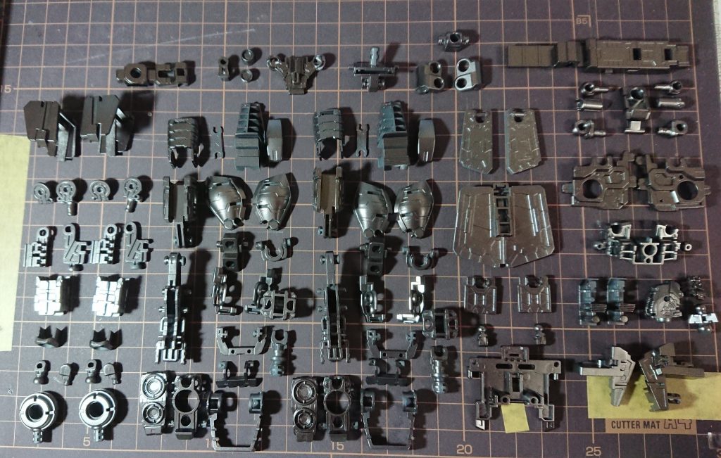 ## 内部フレームの塗装
外装に隠れてなかなか見えませんが、アイアンでメタル塗装しています。
角度によっては見える箇所もあるので、見えたときに光る演出が効いています。
初めてスターブライト塗料を使用しましたが、普通に吹くだけでプラスチックから金属へ変化する魔法のような塗料でした。