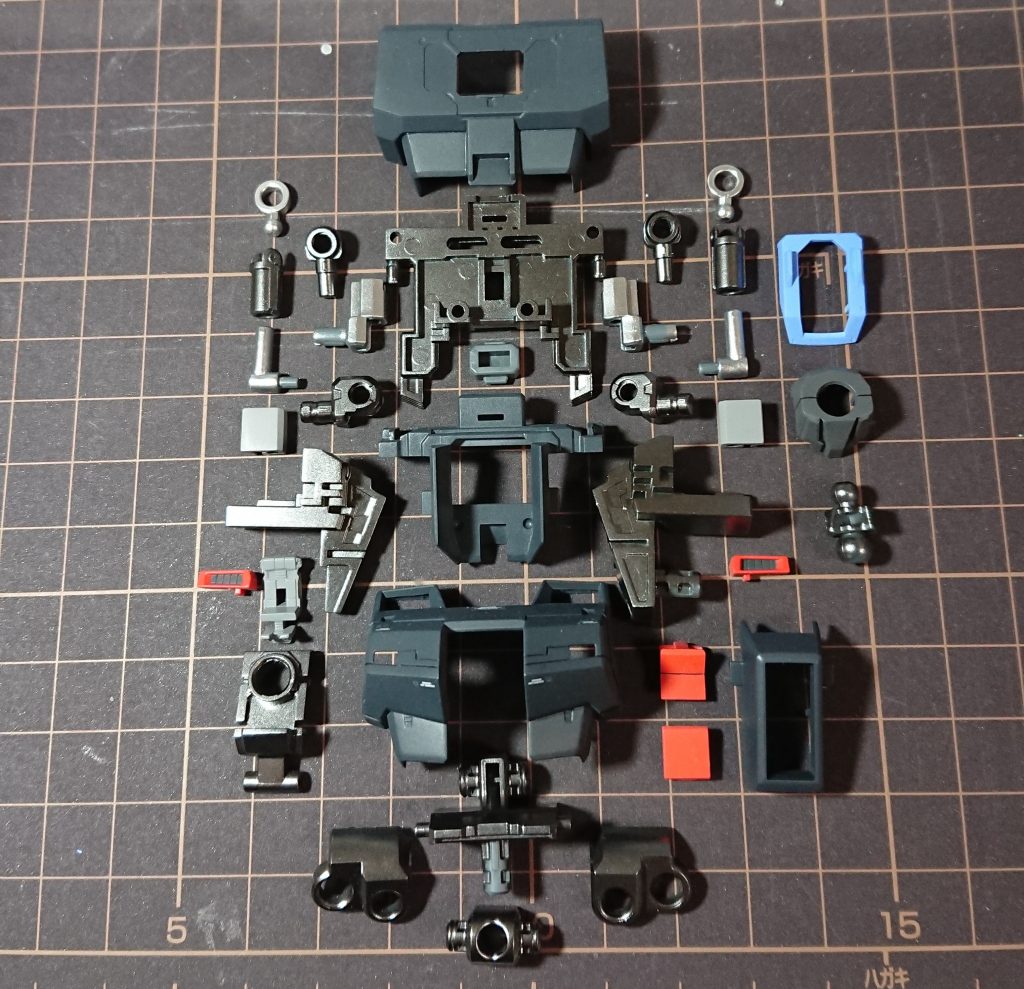 ## 胴体パーツ一覧
外装はつや消し、内装はメタル、と分けているため、くっきりとしたコントラストが出る仕上がりになっています。
胴体は特に内部パーツが細かく、腕の引き出しによって内部機構が見えるため、こだわって塗り分けています。