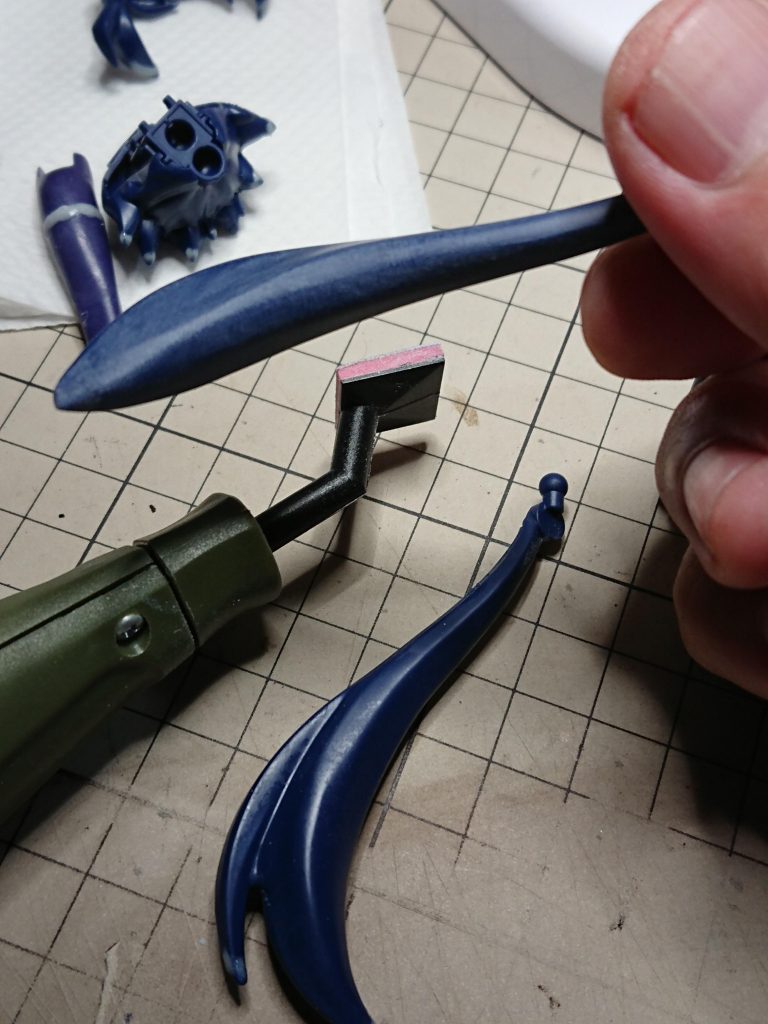 髪や脛とか目立つ所に合わせ目があったんで瞬着&ペンサンダーでスピード処理しました