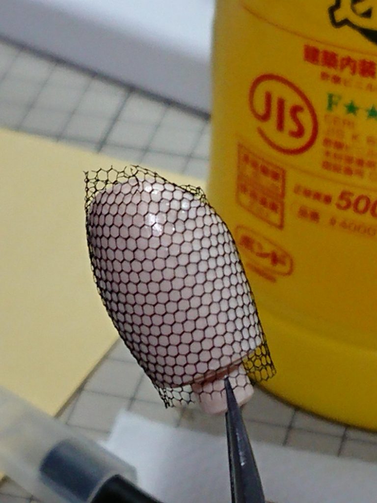 太ももにはメッシュを木工ボンドで貼りつけています