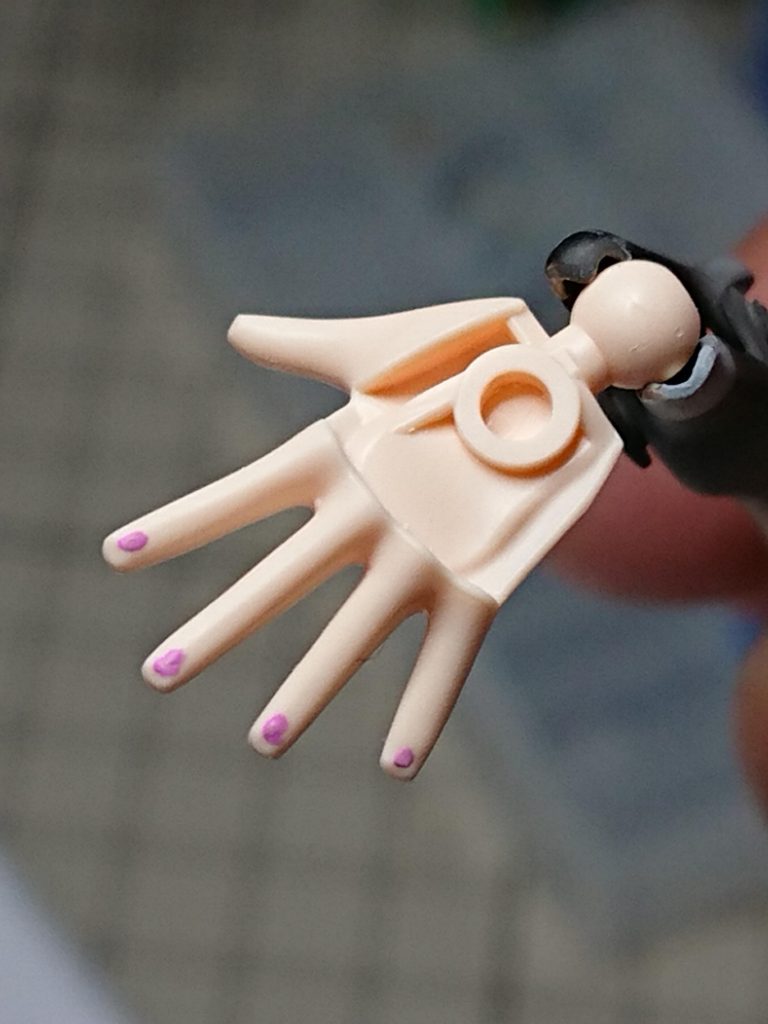 マニキュアはファレホで筆塗りです