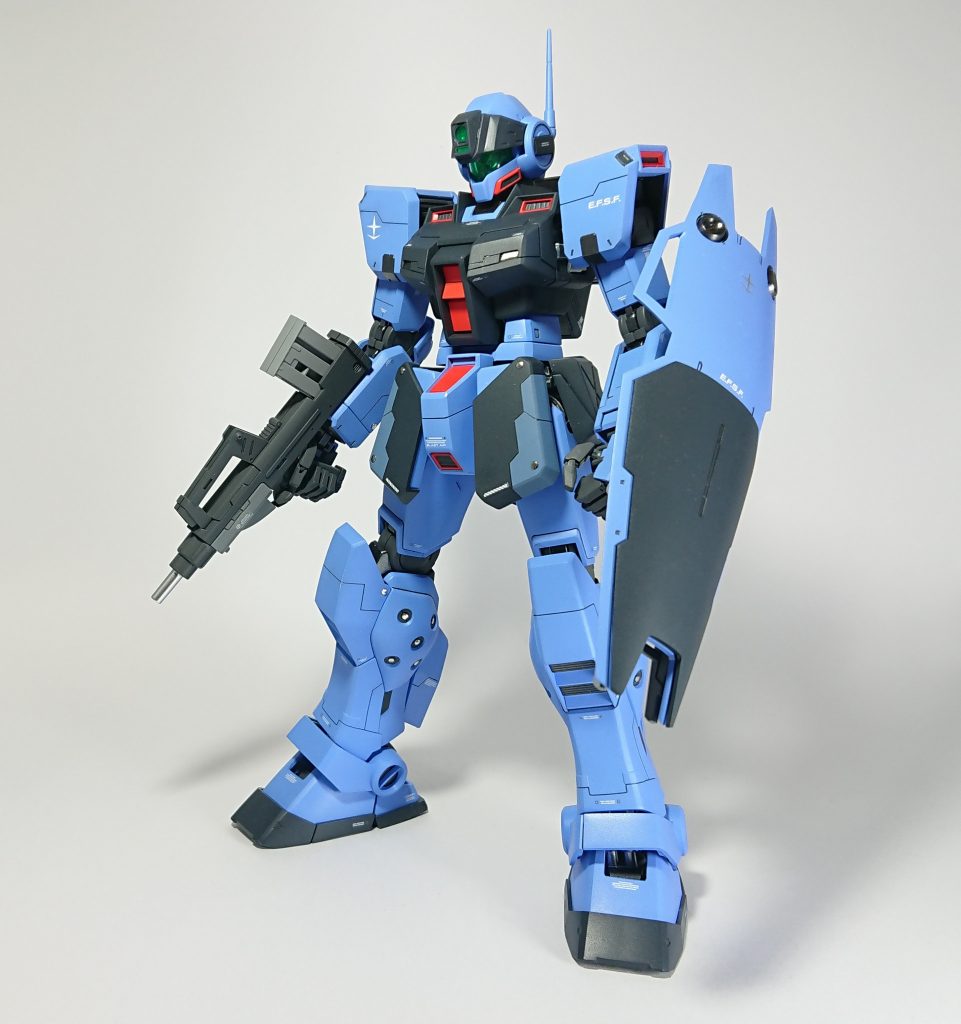 ## ブルパップ・マシンガン
素組みでは一色ですが、マガジンや銃身などを塗り分けて情報量をアップしています。
マシンガンを構えるだけでベース機体のジム・コマンドに見えますね。