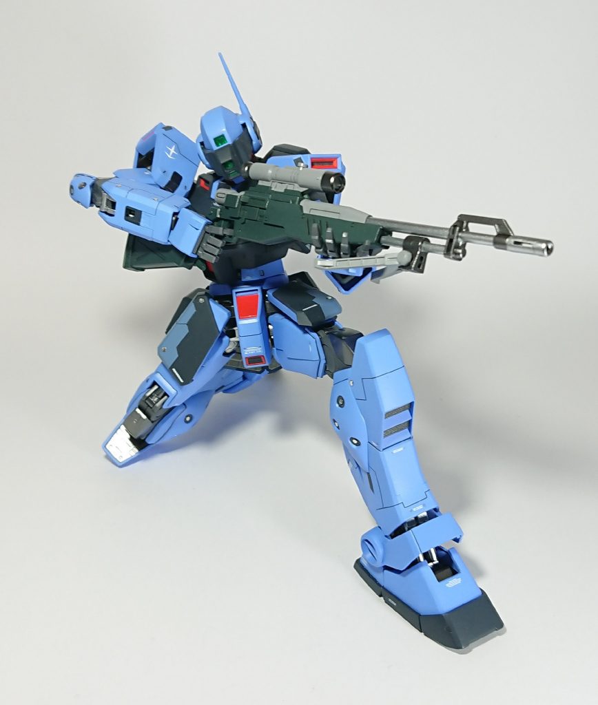 ## パッケージ風
やはりジムスナといえばこの射撃体勢。
膝と足首から少し見えるシリンダーパーツはシルバー塗装しています。
バイザーを下ろしているジムスナの顔が多分、全機体の中で一番好きです。