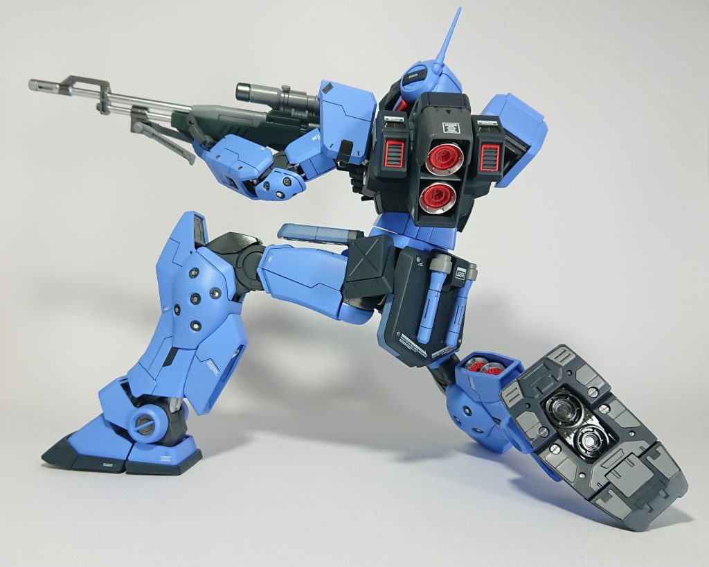 ## 後ろから
バーニアはもちろん、なかなか見えない足裏のモールドまで細かく塗り分けています。
ふくらはぎや肘の丸モールドにはメタルパーツを埋め込んでいます。
情報量が増えるとそれだけ臨場感が増すんですよね。