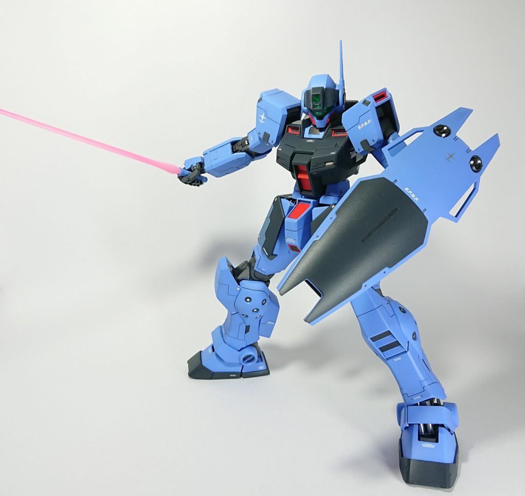 ## ビームサーベル
グラデーション塗装でビームの展開を表現しています。
狙撃機体が近接武器を構えている姿ってなんかいいですよね。