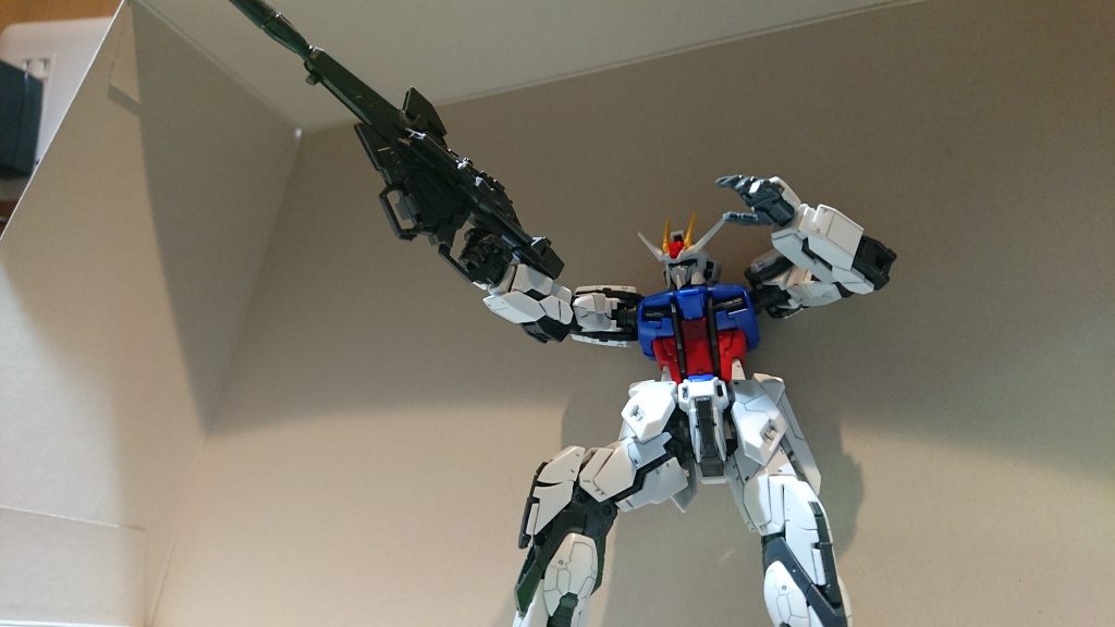 構えて下から、如何にしてポーズをつけるのかが難しいです。