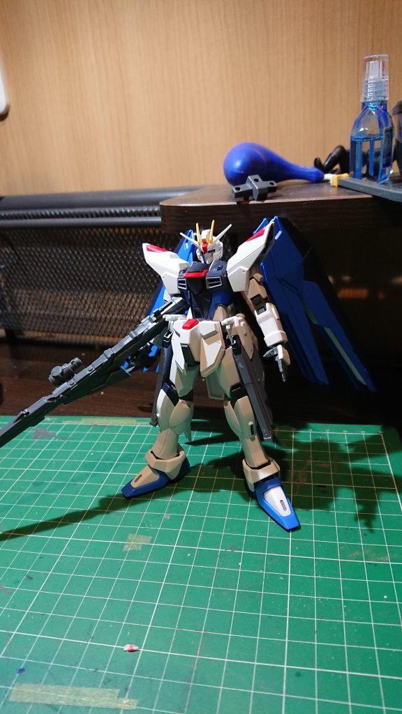 全体像、最初の組み上げの際に「フリーダムの肩がなぁ…」でしたのでシンプルに肩のみストライクフリーダムであとはフリーダムで。
武器はどちらのキットも好みでなかったのとナガモノで行こうと思い付いたのでデルタガンダムカイより拝借。