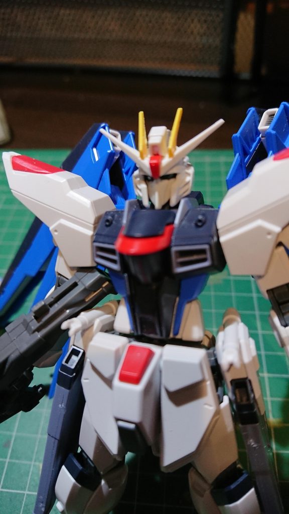 アップ、カメラ部分はメタリックグリーンで塗ったもののあまりパッとしないので今後の課題のひとつ。
もうひとつ同時進行のΖフェイスも同様なので残念。