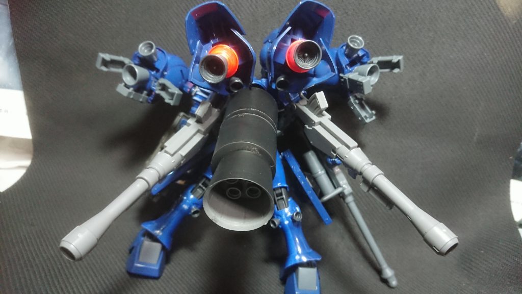 ケンプファーの脚パーツを利用して作ったスラスター(通称ツイン土星エンジン)
及びプロペラントタンクを改造したロケットブースターを追加
土星エンジンのコンセプトを引き継いでいるためバーニアの向きを自由に変えられます
殺人的な加速