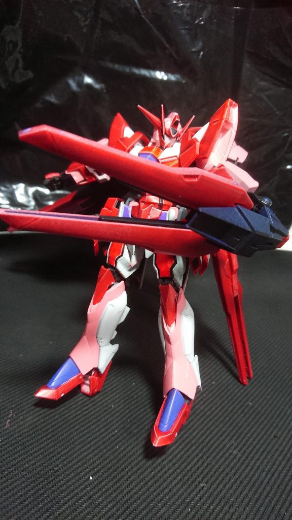 腕に装備されている武装は
ビームを発射したりサーベルを形成したりと色々出来る設定