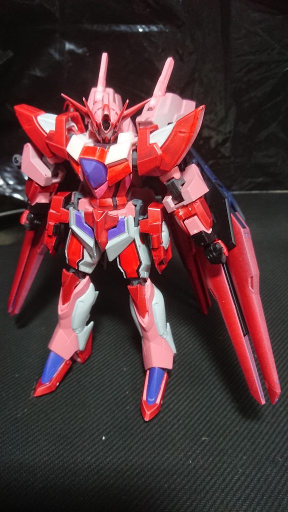 ガンダム形態
2つの擬似太陽炉は腰についています
邪魔にならないようにコーン型ではなく
平たいタイプで