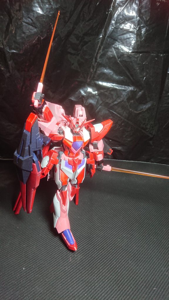 長距離射撃を得意とするキャノン形態に対して、ガンダム形態は機動力を活かした格闘なども得意とします