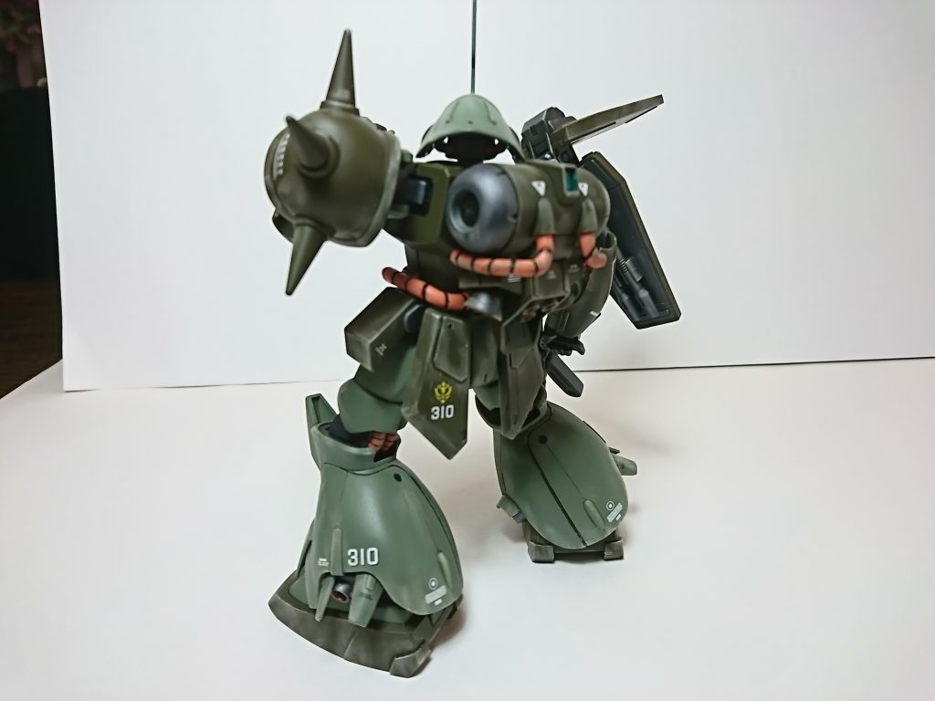 後ろ姿もマッシブで素敵です。
矛盾した好みですが、機体の色について、アニメの様なハデな色を好まず、割りと現実味ある配色を目指しています。
本来、マラサイは茹でカニのような赤系の配色ですが、宇宙空間ならいざ知らず、
「地上であの色はアカンやろ。。」
と思います。ミノ粉でレーダー使えないから、視認距離で接近戦というのがMS運用の発想なら、地上の太陽光反射で目立ちまくる機体色で設計しないやろ。。
とか言うわりに、ジオン系のMSで一番好きな部位は、
【ツノ】
です。