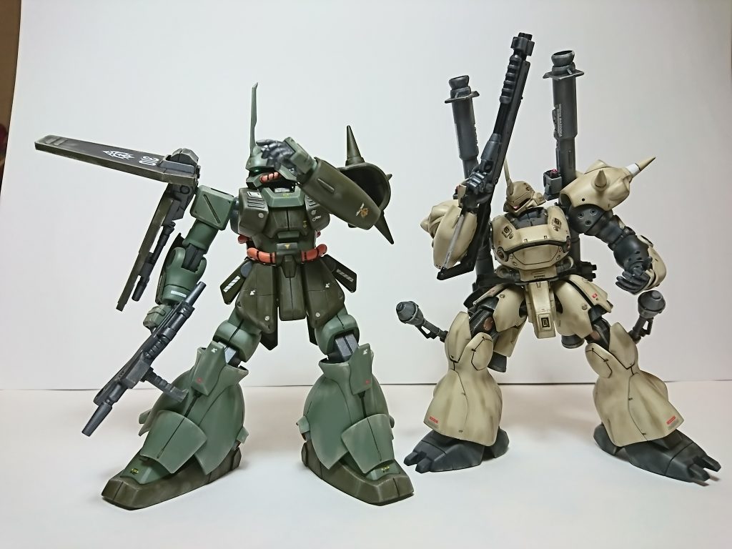 先にロールアウトのツノ兄貴と。
マラサイの方が一回り大きいように見えます。
設定色はツマランな、と思ってましたがこのショットならOKですね。