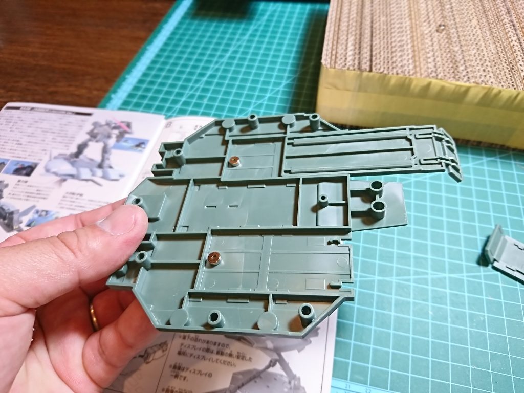 ネオジム磁石を仕込んで、MSを載せても落ちないように…