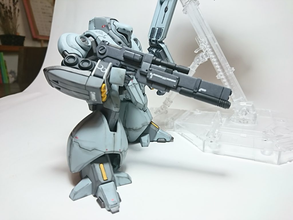 武装はコトブキヤのゴツめのライフル。シールドの大きさに合わせて持たせました。
ブースター無しだと、コンパクトなMSですが、トランジスタグラマーなのでゴツめの兵装でも十分耐えます。