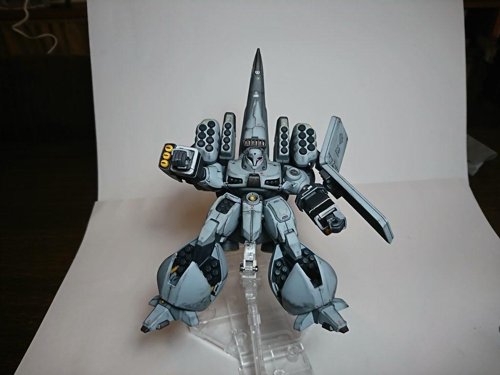 合体しました。腕のミサイルのみ差し色が入ってしまいました。
組んでる最中は、あまりのモノトーンぶりが心配になり、ついやってしまいました。