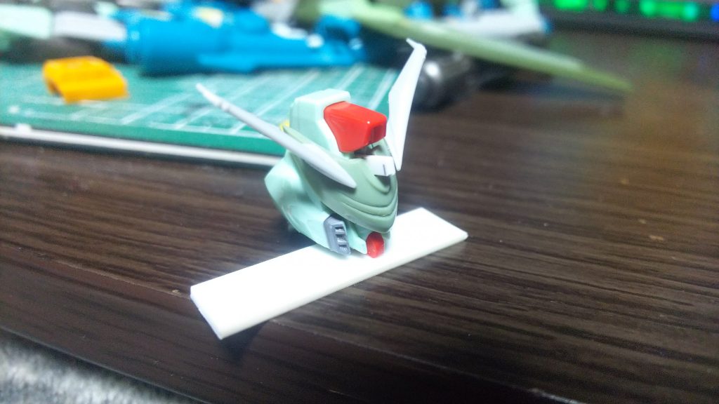 顔。
フォビドゥンのバックパックから切り出したパーツをマスクのようにし、ビルダーパーツのアンテナを付けました。
どんな顔にするか迷っていましたが、Twitterでフォロワーから格好良いと言われたのでこれで落ち着きました。