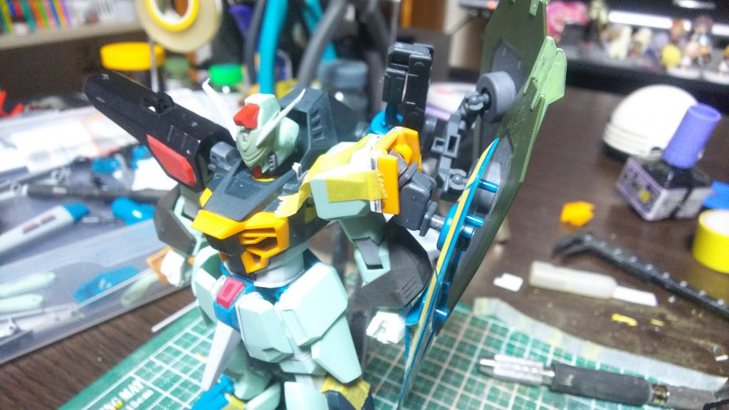 対ビームシールドを取り付けるために大型工事。
フォビドゥンの肩にカラミティの肩の一部を切り取って付けました。
苦労したけどこのおかげで盾が3枚並ぶ絶景が完成しました。