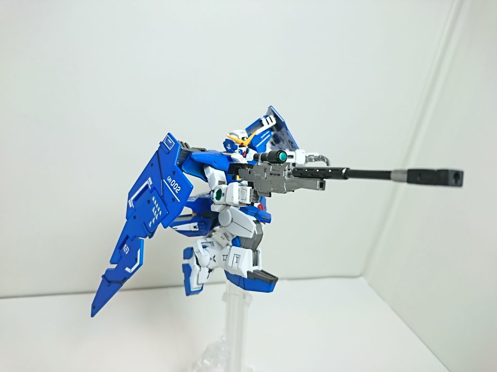 このHGシリーズは、関節パーツにABSを多用するパターンのようです。
関節を塗装するのに戸惑いがありましたが、水性塗料で吹きましたのでリスクは減ったかと。
ABSランナーはパーティングライン入りまくりで処理に手間取りました。