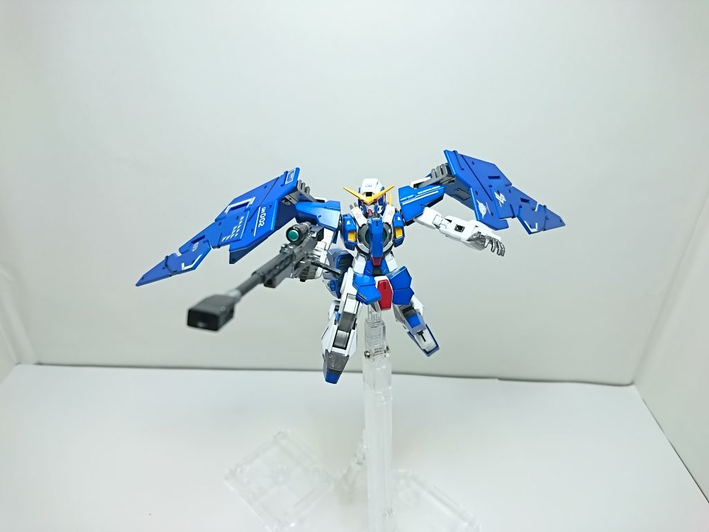 翼があるようなシルエット。
フルシールドの可動が優秀なので、ボリューム感を増量できます。