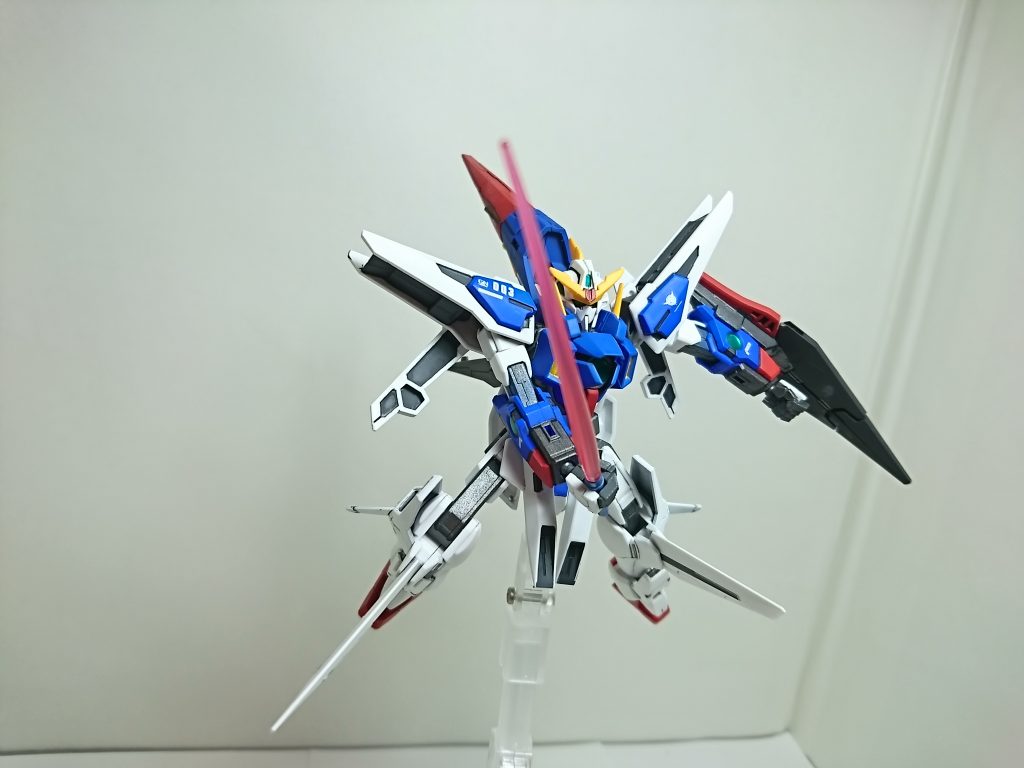 元々の造形がトゲトゲしいからか、トリコロールで配色すると、seed系のMSっぽくもあります。
ディテールも良く出来ていますから、少しモールドを追加した事と、リア腰アーマーのスラスターにメタルパーツを使った程度です。