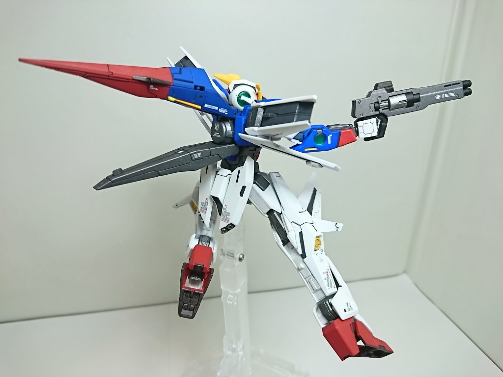 組み上げ前までは、
「アンバランスな機体だなぁ」
と心配しましたが、スタイリングも良く出来てます。
関節も良く動きます。