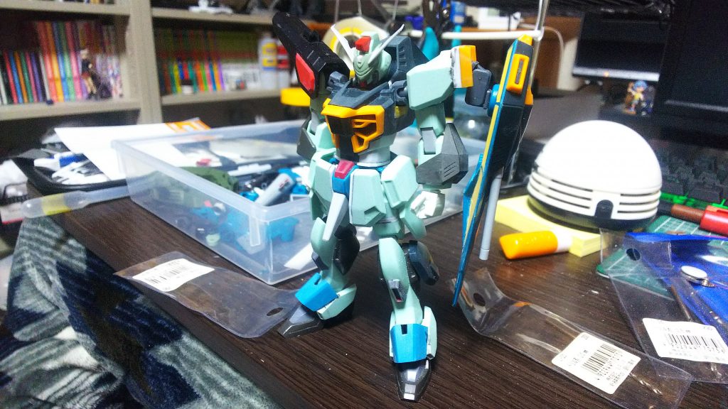 足首のスカスカ感を無くすため、カラミティのパーツを使い装甲を厚くしました。
これで上半身とのバランスがとれた気がします。