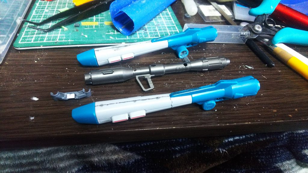 カラミティはバズーカ本体と3ミリプラ棒で繋ぐ力技。
かなり重いので右腕の各関節は瞬着で保持力アップしまくってます。