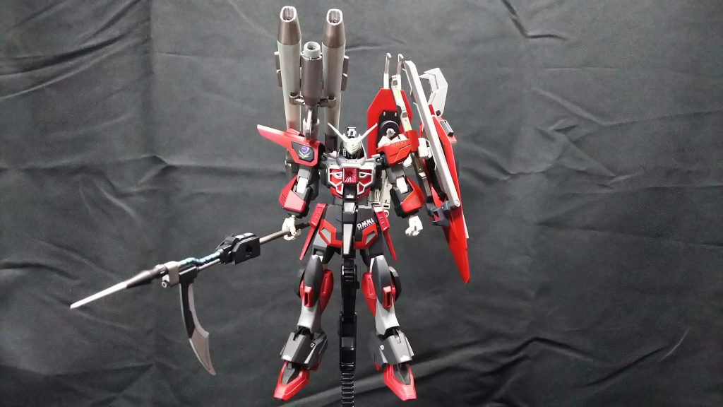 暗い赤と黒を基調として焼鉄色やグレーで塗装して、アクセントとして仮面と胸にシルバーを使っています。