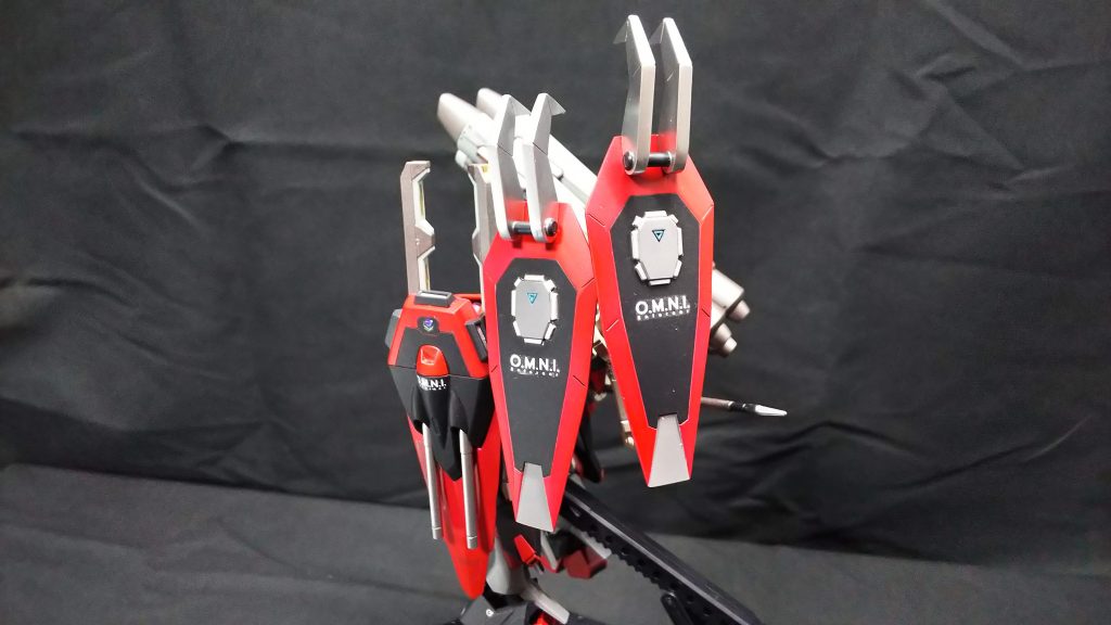 左後ろから。
強化型ゲシュマイディッヒパンツァー2枚、フレスベルグ付き対ビームシールド1枚で本体が見えなくなってます。
このシールドの並びが良いんですよ。