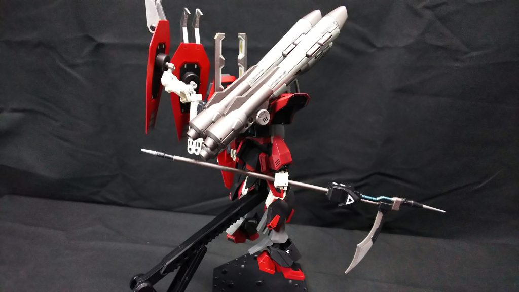 右後ろから。
シュラークとトーデスブロックを組み合わせたバズーカをバックパックにマウントしており、大型化したニーズヘグと交換することができます。