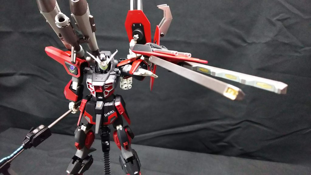 フレスベルグ付き対ビームシールドはエクツァーンを取り付けることによって、この一部分だけでフォビドゥンを彷彿とさせるような武装になっています。
エクツァーンは通常は盾内に折りたたんでおり、攻撃時に画像のように展開します。