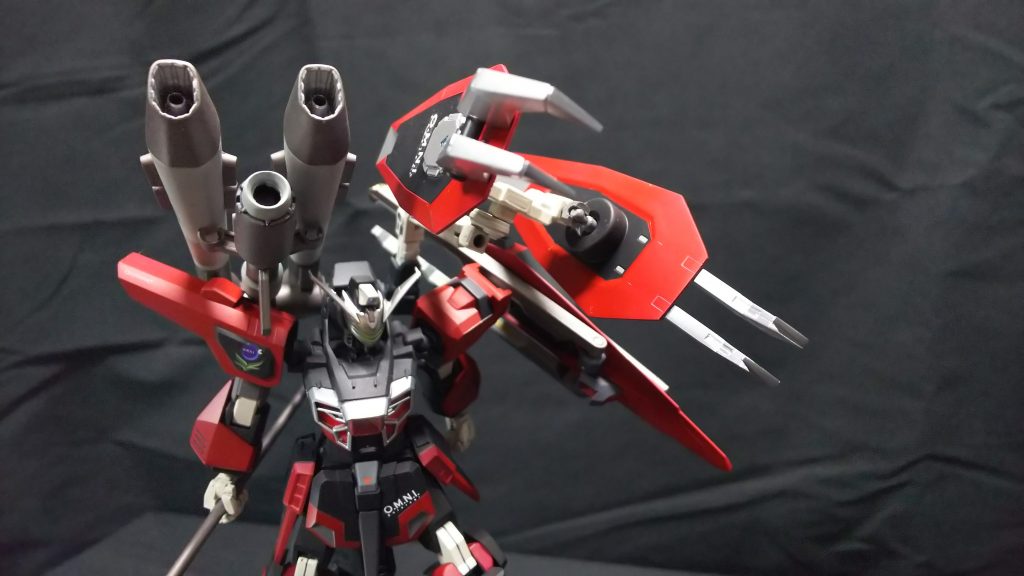 強化型ゲシュマイディッヒパンツァーはビームを曲げるシールドとしてだけでなく、大型の爪を用いて近接戦を仕掛けることも出来る攻防一体の兵器となりました。