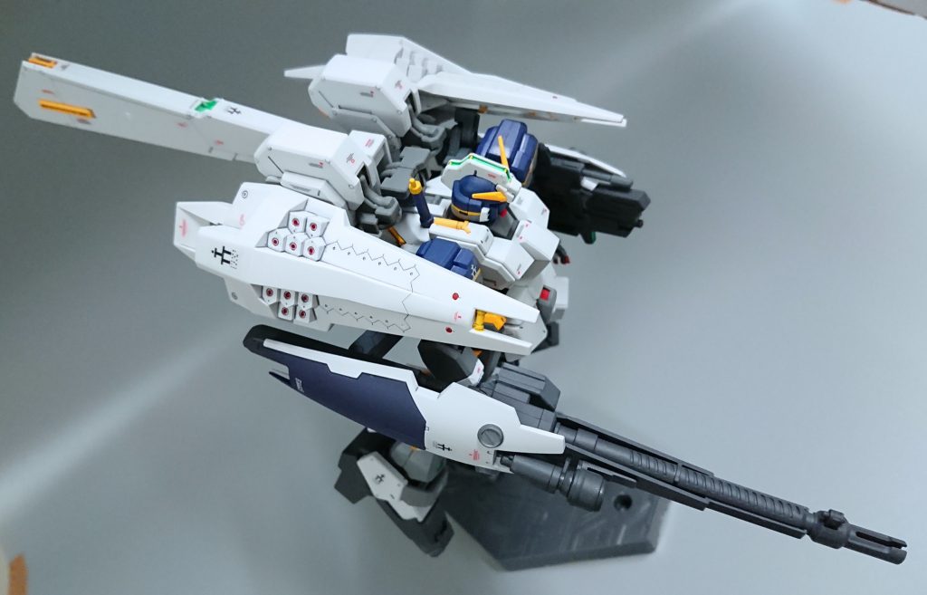 さらにアームシールドにプロトタイプの ビームスマートガン。もう片方のシールド内にはビームライフルとジムライフルをコンテナのように収納し、装備の換装を行えるようにしました。