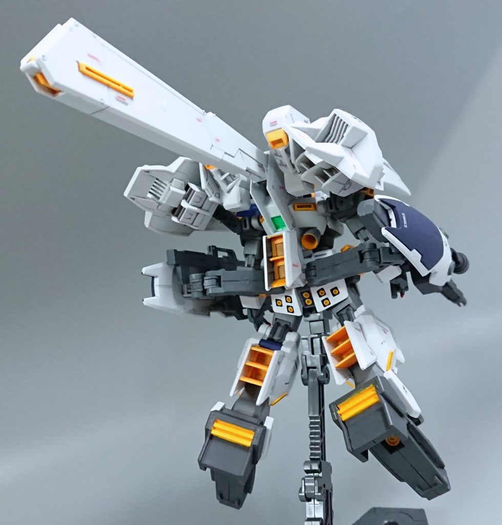 ただ「ジム・クゥエル」というベースの機体と時代設定を妄想しつつw、増加装甲や装備にて強化されていく、実験機的な様をイメージしました♪