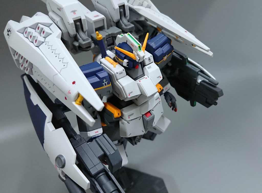 トライブースターユニットに付けたシールドブースターを2基装備、肩関節への負担を軽減し、さらに10基の拡散ビーム砲を内蔵した強化型シールドブースターにすることで防御力を強化。ベース機の強化を考えながら機動力と防御力を備えた感じです。