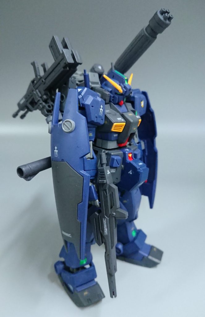 シュヴァルツェスマーケンの戦術機も好きなので。背中にそれをイメージしてマシンガンを二つマウントしました。