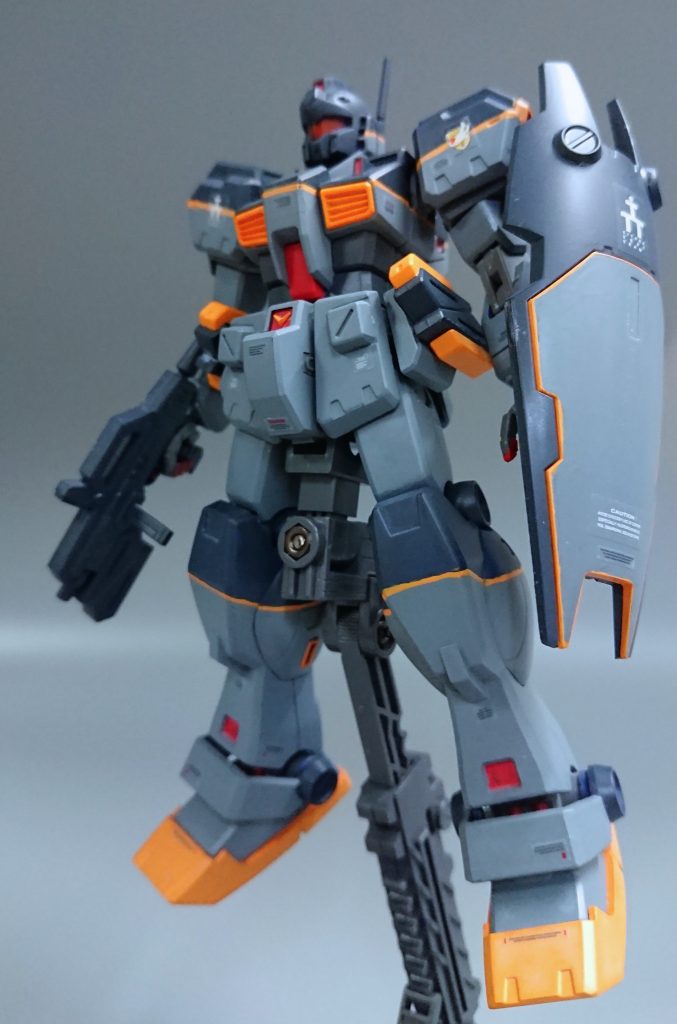 色も筆塗りで黄色い線もガタガタですが、ミスターカラーで塗っていたと思います。それにデカールとつや消しクリアで仕上げています。