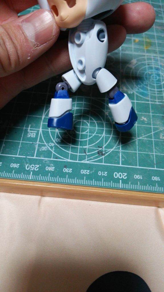 足をカットしてダハックから拝借した関節を仕込みます。