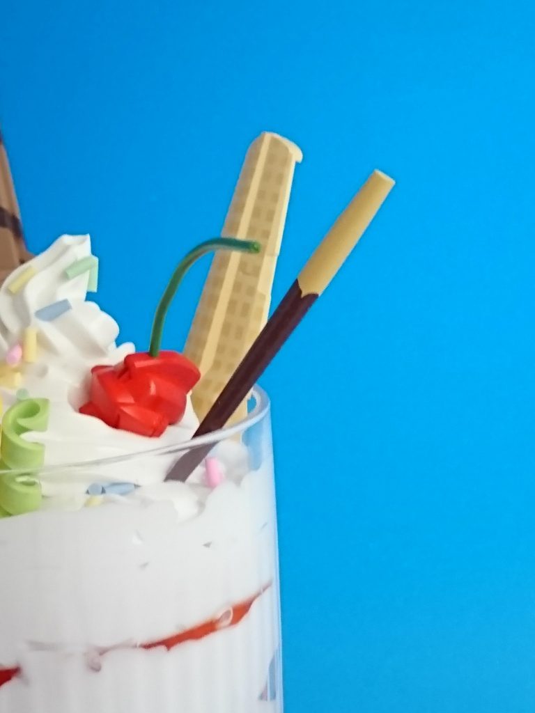 ビームサーベルはチョコポッキーに、頭部はサクランボに化けました（笑）