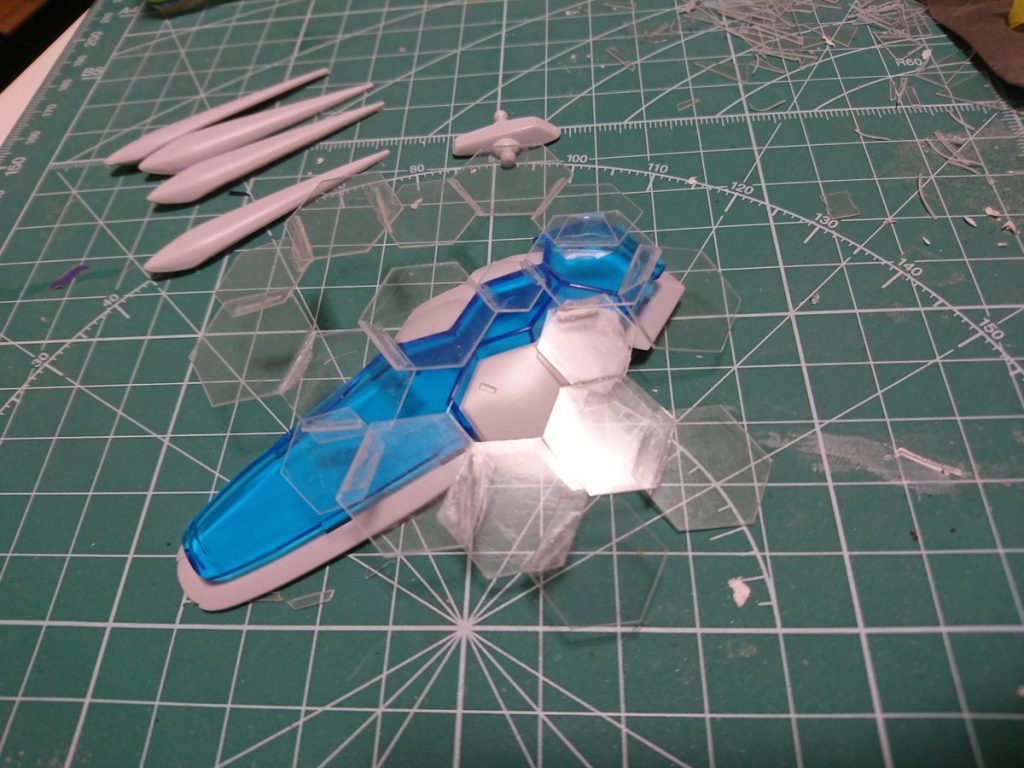 コピペシールドは、0.5ミリプラ板を六角形状に切り取っていき、
まばらに繋げつつ、Z字状に貼り付けていくことで階層化しました。
ご覧いただき、ありがとうございました!