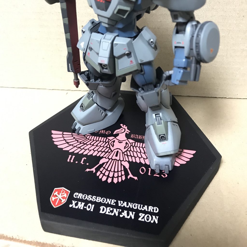 ベースは100均で見つけた六角形のトレイを黒く塗り、コスモバビロニアのマークをPCで描いて写真プリントしたものを貼っています。