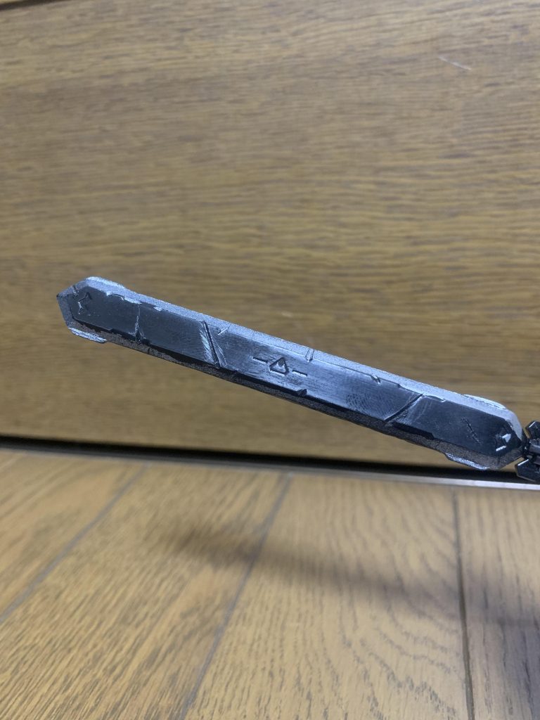 武器のダメージ加工 棒ヤスリでビクビクしながら削りました！
ちなみに塗装は、
光沢ブラックを下地にし、中心部は黒鉄色、刃はシルバーに塗装してみました！