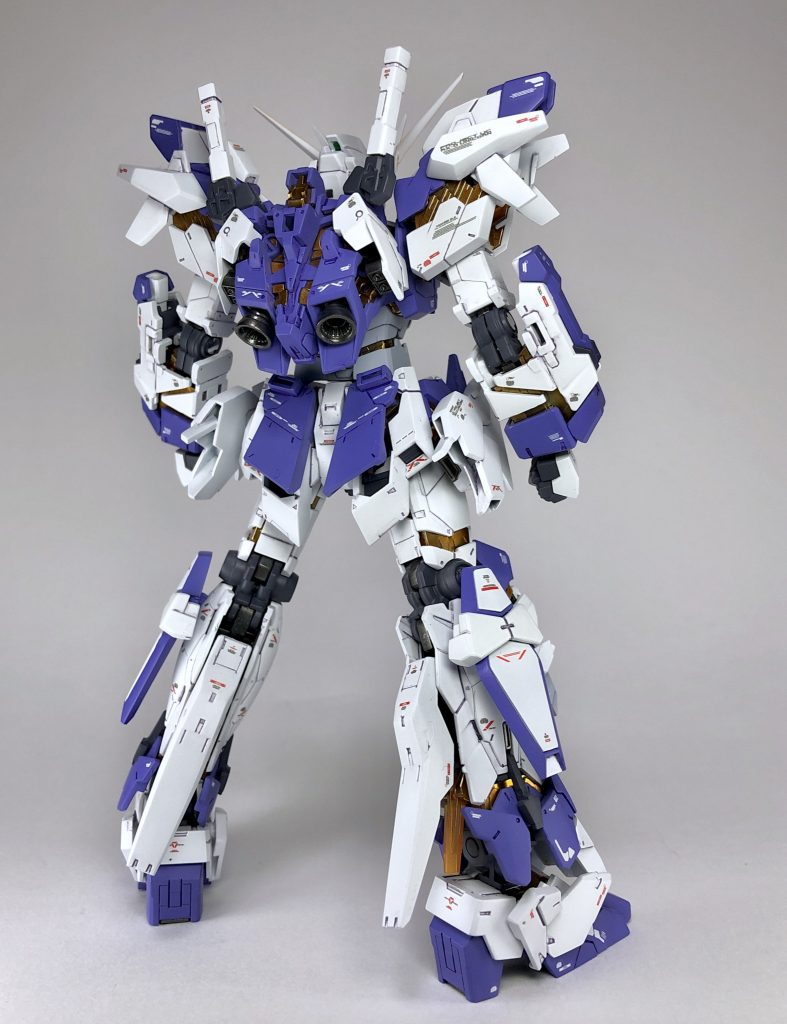 デストロイモード。各部の変身機構はキットベースで、頭部ブレードアンテナと胸部装甲は差し替えで再現。サイコフレームはクリアーパーツを活かしつつ、ゴールドメッキ風に仕上げています。バックパックの展開式スラスターが角型のVer.TFC仕様にし、カバーも白に変更しています。